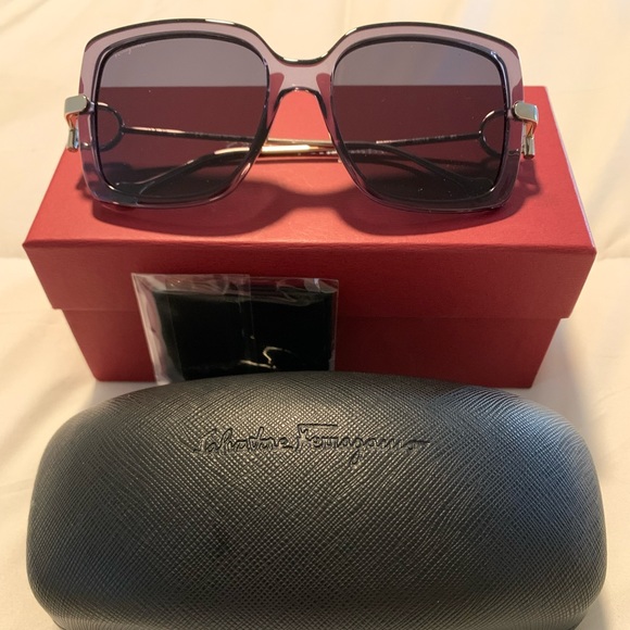 💜SOLD💜GORGEOUS SALVATORE FERRAGAMO SUNGLASSES - Picture 1 of 7
